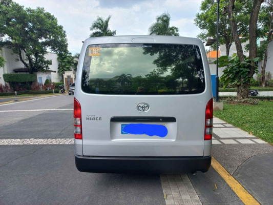 2022 Toyota hiace commuter van for rent