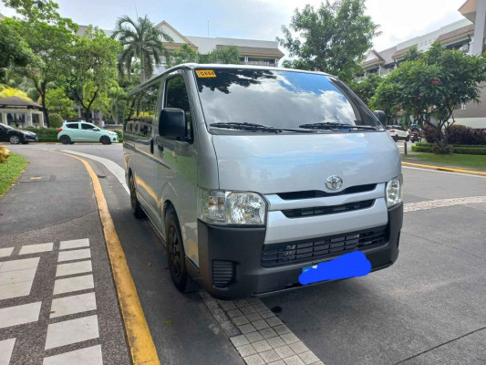 2022 Toyota hiace commuter van for rent