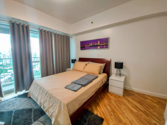 1br condo in the Manansala Rockwell, Makati