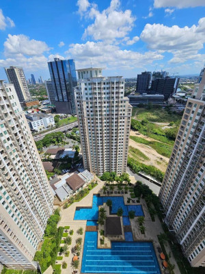 A Stylish 3 Bedroom Condo for Sale in The Grove, Rockwell