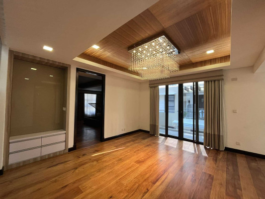 Grab this Spacious Single-Detached Townhouse in New Manila
