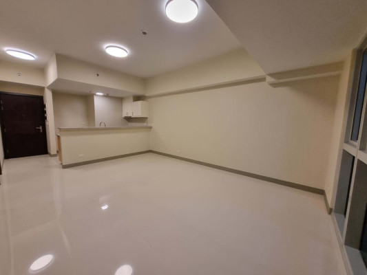 Semi-furnished 3-bedroom condo for sale with parking at Uptown Parksuites tower