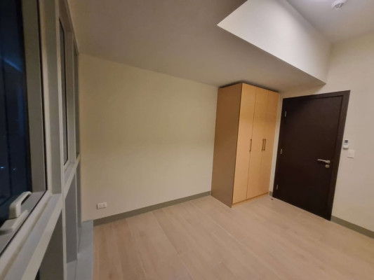 Semi-furnished 3-bedroom condo for sale with parking at Uptown Parksuites tower
