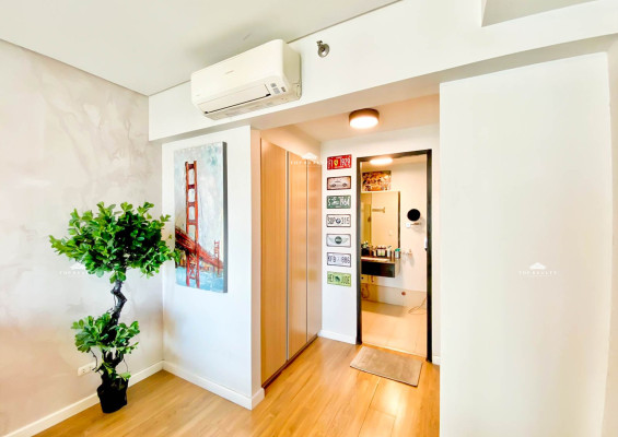 Two Serendra This fully furnished corner unit offers sweeping vistas of Laguna