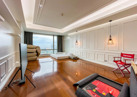 A prime and exclusive condo unit