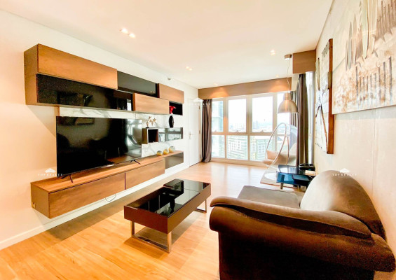 Two Serendra This fully furnished corner unit offers sweeping vistas of Laguna