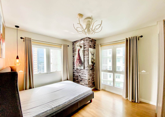 Two Serendra This fully furnished corner unit offers sweeping vistas of Laguna