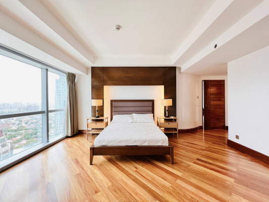 Walk-Through this 4-Bedroom Penthouse Bi-Level Unit in The Forbes Tower