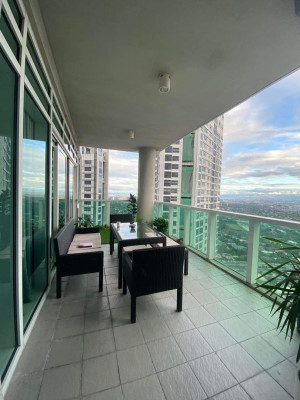 A Sophisticated Lower Penthouse for Sale in Makati