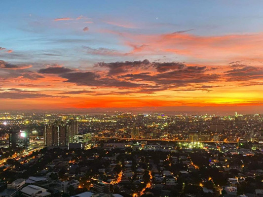 A Sophisticated Lower Penthouse for Sale in Makati