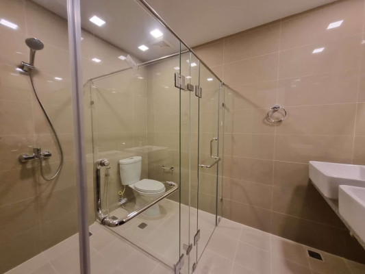 Semi-furnished 3-bedroom condo for sale with parking at Uptown Parksuites tower