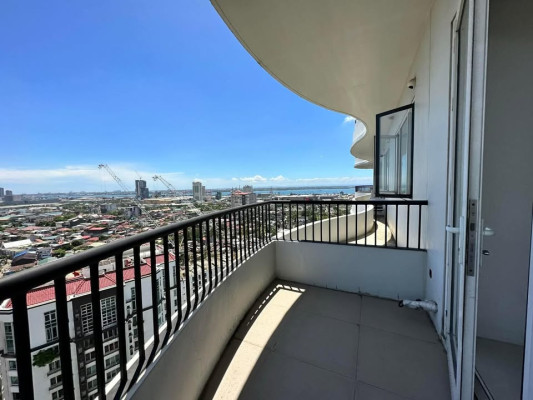 Calyx Residences 1 bedroom unit with 1 car park