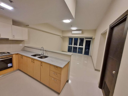 Semi-furnished 3-bedroom condo for sale with parking at Uptown Parksuites tower
