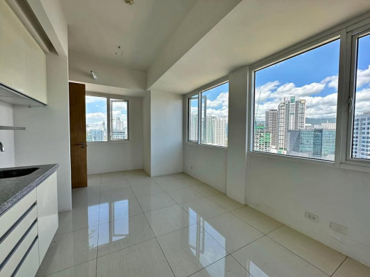 Calyx Residences 1 bedroom unit with 1 car park