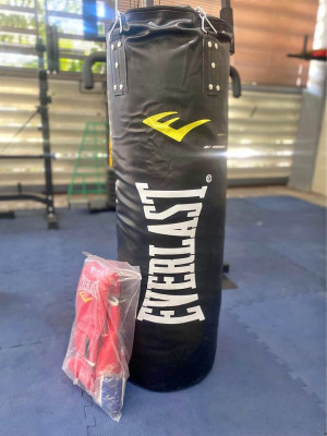 EVERLAST PUNCHING BAG