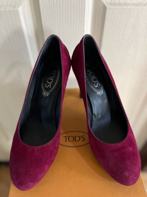 Tod's Ultra Comfy Suede Pumps US7 but fits US8