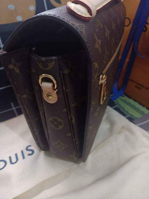 lv pochette metis