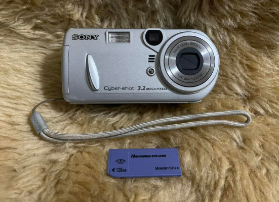 Sony Cybershot DSC-P72 Digital Camera