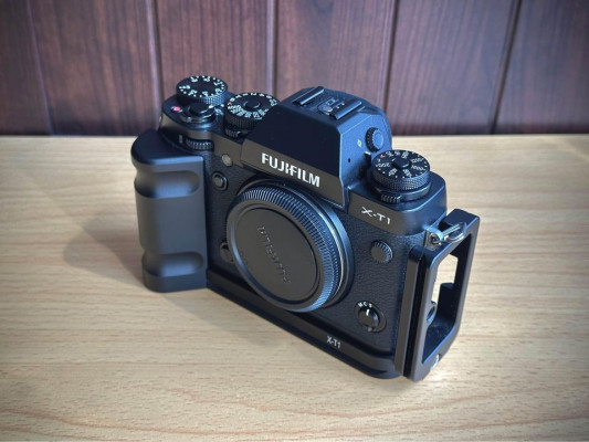 Fujifilm X-T1 Body 97% Smooth with L-plate