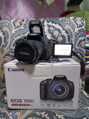Canon 700d with 18-55mm STm with box and bag Fliptouchscreen Good as New