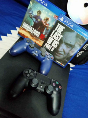 ps4 slim , 2controllers with games