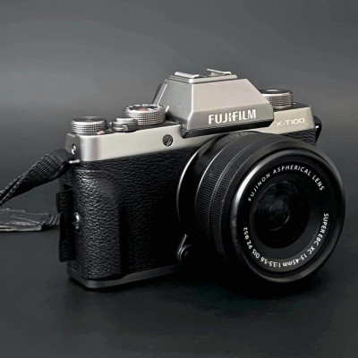 Fujifilm XT100 Camera with 15-45mm kit lens (Black Noir) + FREEBIES