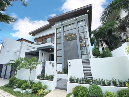 Stately Fabulous House and Lot For Sale beside Commonwealth Ave