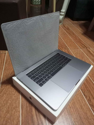 MacBook Pro 2018 (15-inch) Core i9 32GB RAM 1TB SSD Dual Graphics