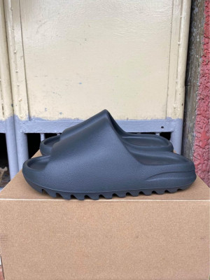 Yeezy Slides (UA)