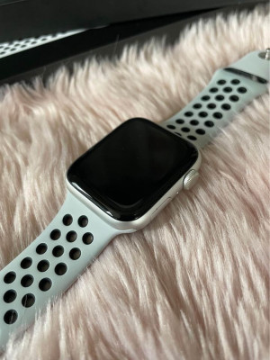 Apple Watch SE 44mm Nike