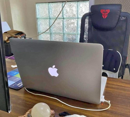 MacBook Pro. Retina Display 13-Inch Mid 2015 Core i5, 2.7Ghz, 128gb FlashStorage