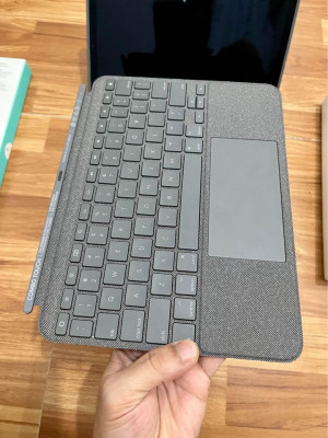 Ipad Air 4 64gb Wifi and Logitech Combo Touch