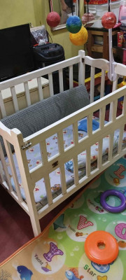 Preloved crib with freebies