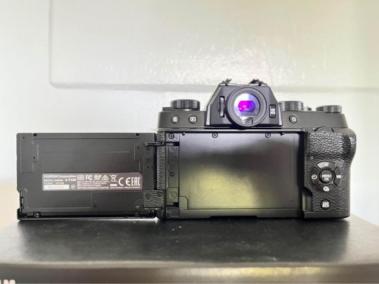 Fujifilm X-T100 Mirrorless Camera with XC15-45mm kitlens