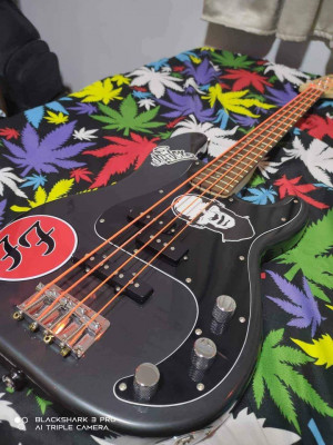 Bass guitar squire pj