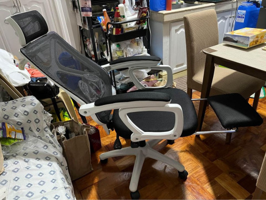 Ergonomic chair w/ footrest