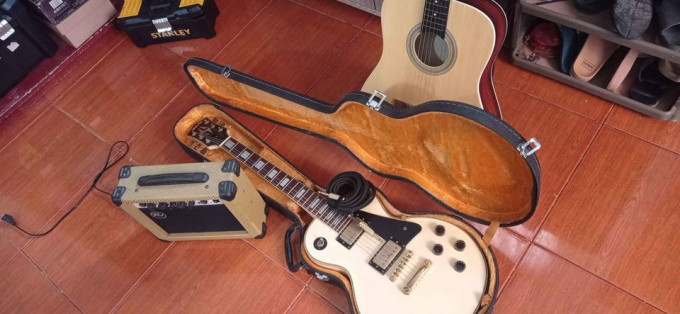 Guitar w/ hardcase & amplifier