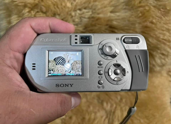 Sony Cybershot DSC-P72 Digital Camera
