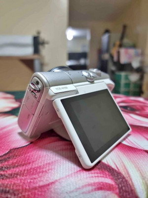 Canon M100 Mirrorless Camera for Vlogging