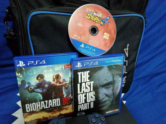 ps4 slim , 2controllers with games