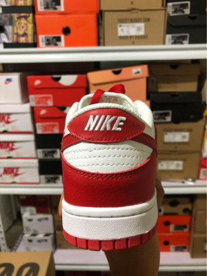 SB DUNK UNIV RED