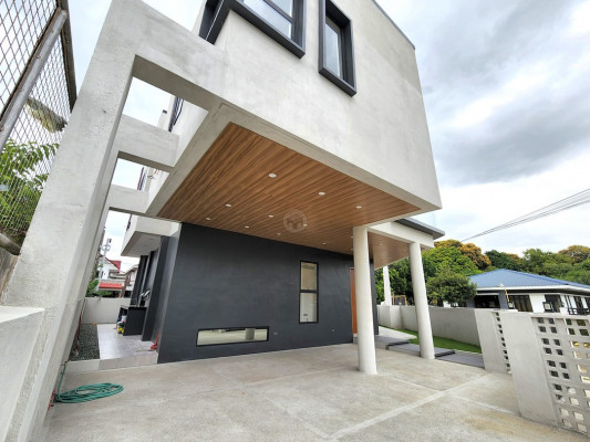 Awesome Lavish House and Lot For Sale In Filinvest East