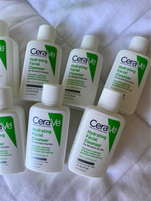 10 mini CeraVe Hydrating Facial Cleanser