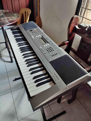Yamaha PSR E353