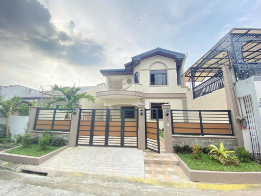 FULLY RENOVATED 2 STOREY HOUSE AND LOT INFRONT OF SM SOUTHMALL