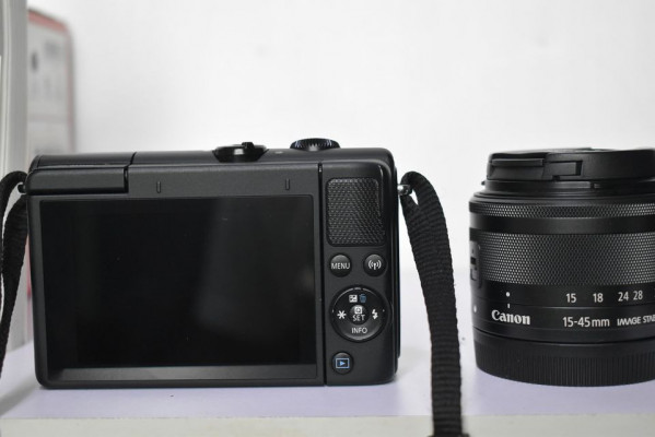 Canon eos m100 (with box)