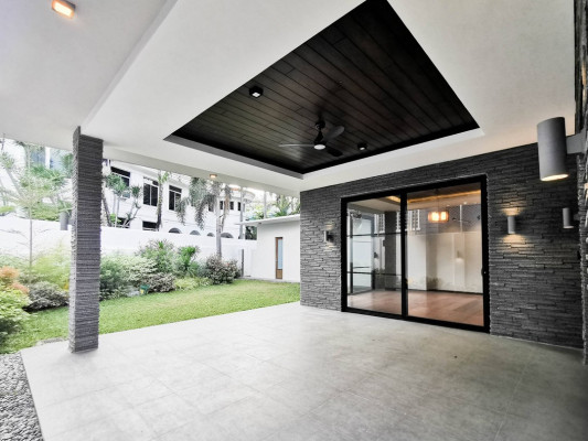 Majestic Charming House and lot for Sale in Ayala Heights