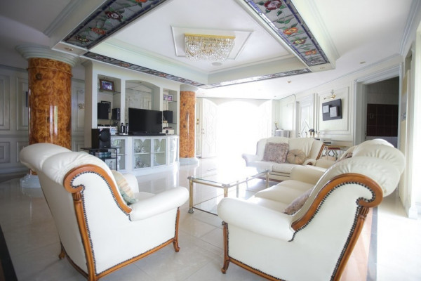 ⁣House and Lot in Ayala Alabang⠀