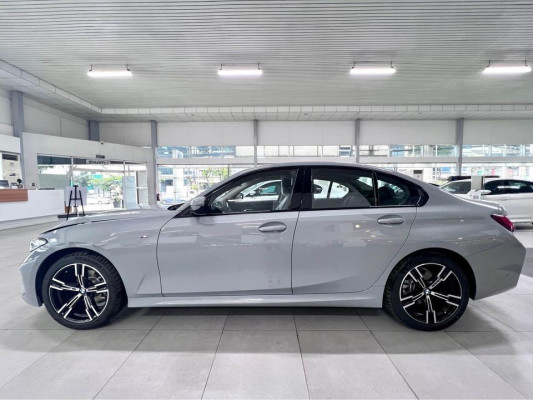 New 2023 BMW 318i Sport