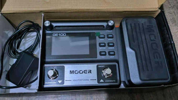 Electric guitar with multi effects pedal